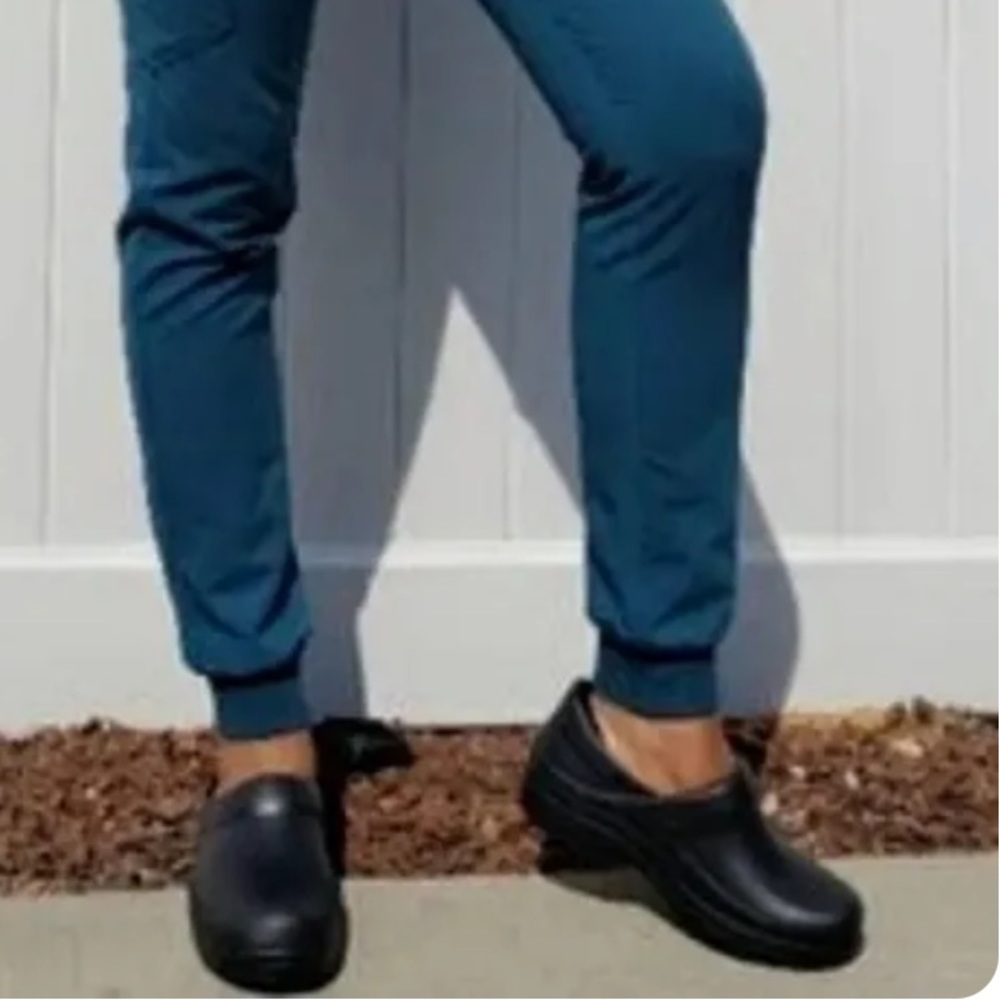 CROCS Ladies Size 8 Matte Black Neria Pro Clogs